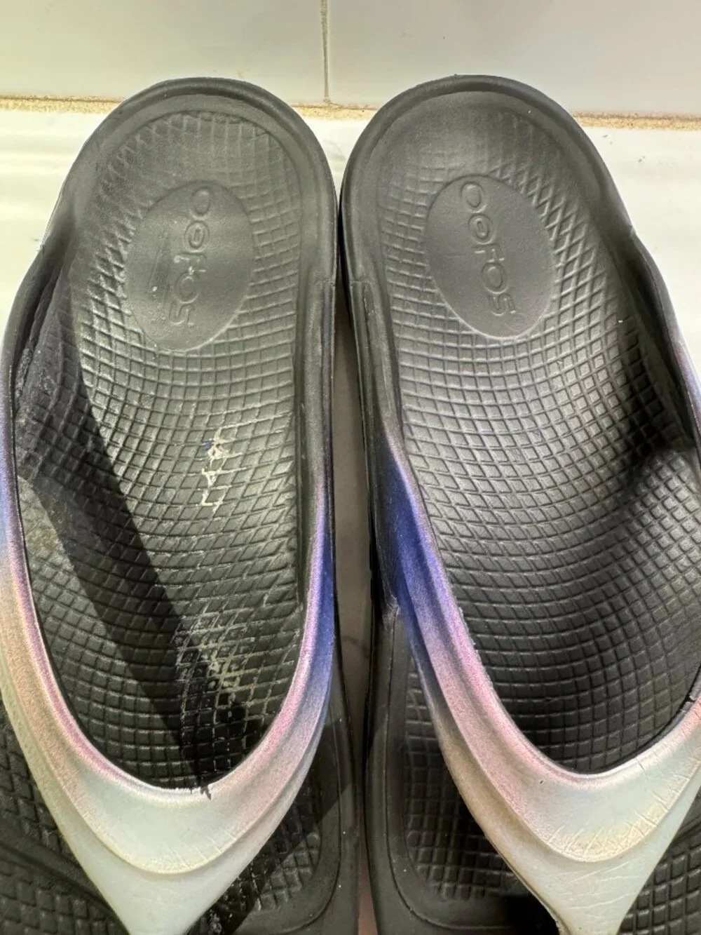 Oofos Recovery Thong Sandals Flip Flops Womens 9 EU39 Black Iridescent Strap